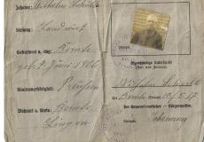 Alter Papierausweis von 1917 mit Passfoto von Wilhelm Schulte
