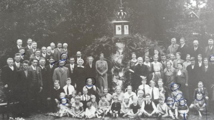 Königinnentag in Gorssel 1937 - mein Vater zweiter von links hintere Reihe.