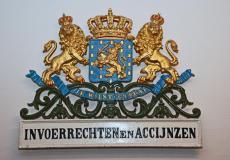 Hoheitszeichen von einem niederlaendischen Zollkontor.