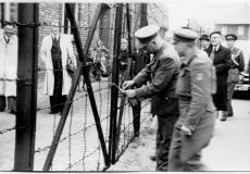 Abbruch des Grenzzaunes am Hellweg 1949 - Das Tor wird geöffnet.