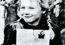 Schulkinder benötigen Grenzausweis für Schulbesuch während der Gebietsabtrennung.Fotografie mit kleinem Mädchen, was ihren Ausweis präsentiert.