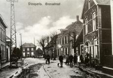 Foto Kwikkelstraat met zicht op Heelweg die de grens vormt - winkel Jacobi naast synagoge.
