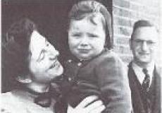 Foto - Ouders Jedwab-Kropveld met Aron na de bevrijding.