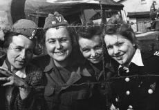 Foto - Polnische Frauen, Soldatinnen des polnischen Widerstand, nach der Befreiung des Kriegsgefangenenlagers Oberlangen, 12.4.1945.