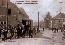 Ankunft der deutschen Postkutsche neben Restaurant Hövener um 1913. Sammlung Ben Maandag, Suderwicker Heimatkalender 2014.