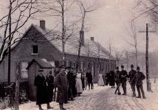 Winterliche Straßenszene am Zollamt neben Brüggenhütte um 1914. Sammlung Ben Maandag; Suderwicker Heimatkalender 2014.