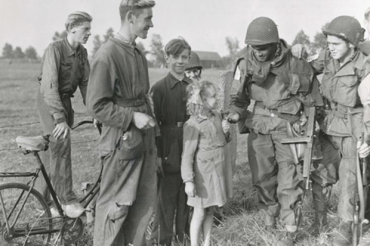 US-Soldat gibt niederländischem Mädchen Kaugummi_Son-1944-09-17