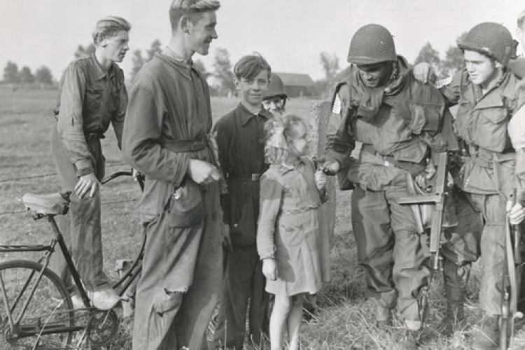 Amerikaanse Airbornes ontmoeten buurtkinderen van Sonniuswijk_14/09/1944
