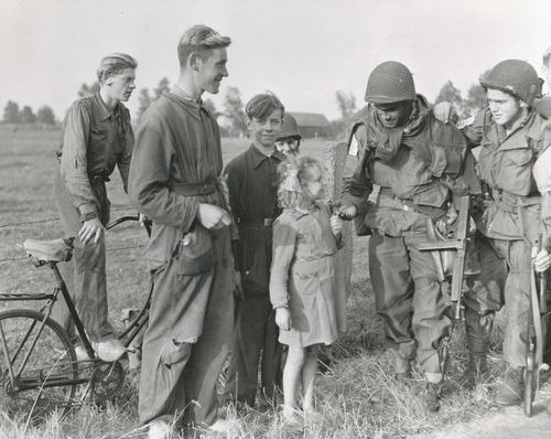 Amerikaanse Airbornes ontmoeten buurtkinderen van Sonniuswijk_14/09/1944