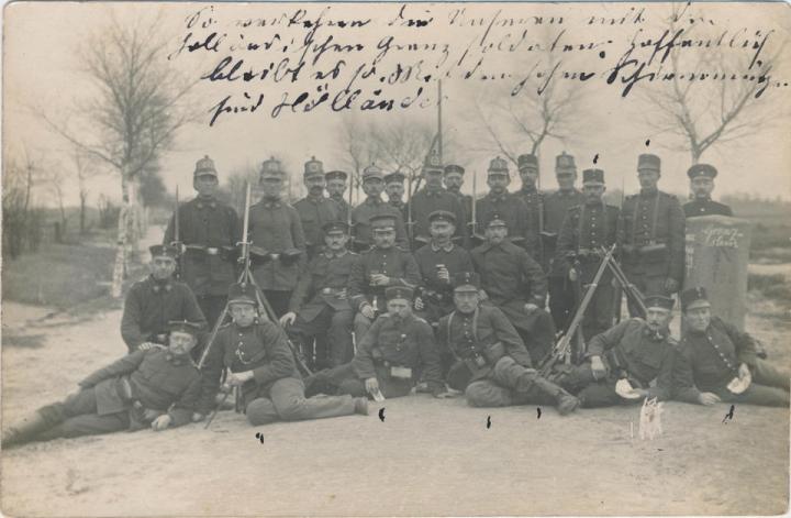 Schwarzweißes Gruppenfoto von Grenzwächtern im ersten Weltkrieg