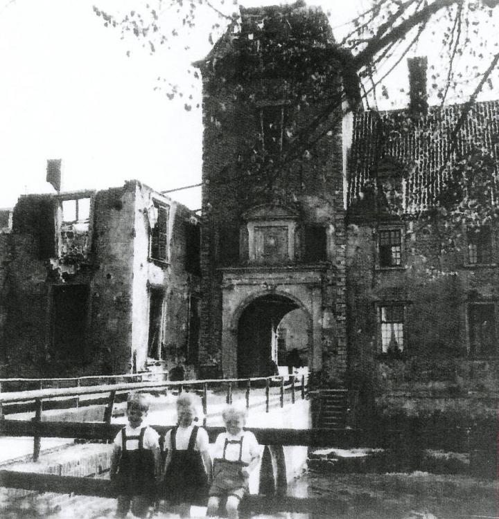 Fotografie Wasserburg Anholt als Wohnraum 1953. Drei Kinder vor der Burg.