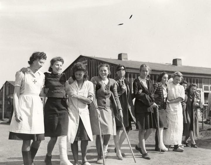Foto - Lazarettpatientinnen werden auf einen Spaziergang geführt. 7. Mai 1945.