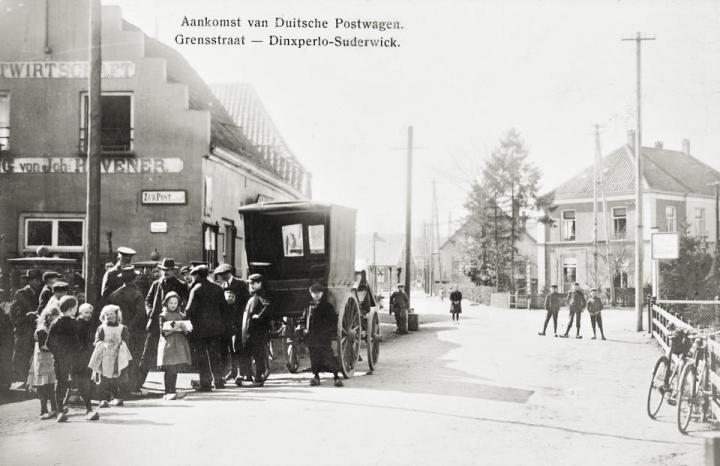 Aankomst van de postkoets rond 1900.