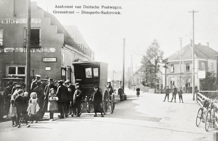 Ankunft der Postkutsche um 1900.