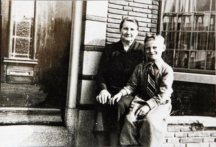 Gerhard Schröder in 1949 met pleegmoeder Annetje Stapelkamp.