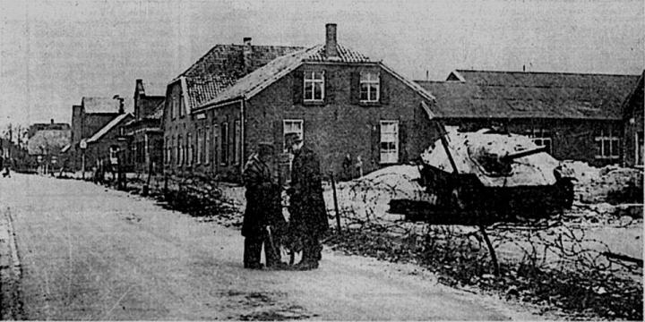 Fotografie - Ein zerstörter deutscher Panzer wird auf Grundstück mit zerstörten Häusern abgestellt 1945.