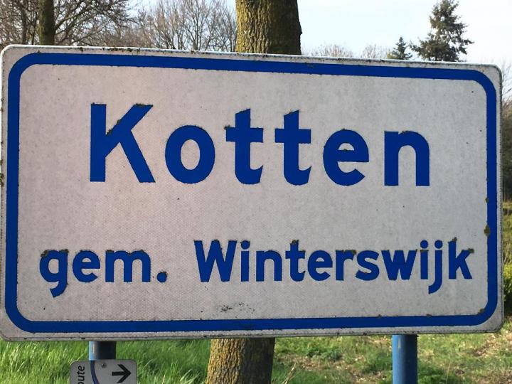 Fotto Kottenener Ortseingangsschild, gem. Winterswijk, knapp 3 km von der deutschen Grenze entfernt.