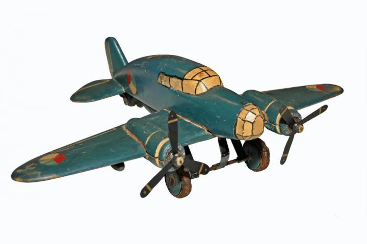 Beeld - Speelgoedvliegtuig gemaakt van hout.