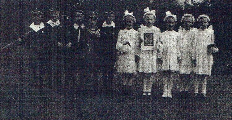 Fotografie von festlich gekleideten Jungen und Mädchen. Kommunionfeier im Verborgenen 1942..