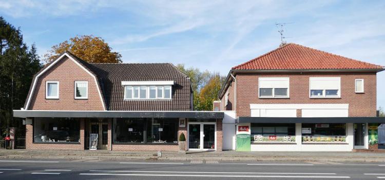 Fotografie. Im Geschäft links wurde der Kaffee gekauft und anschließend im Holzbein versteckt.