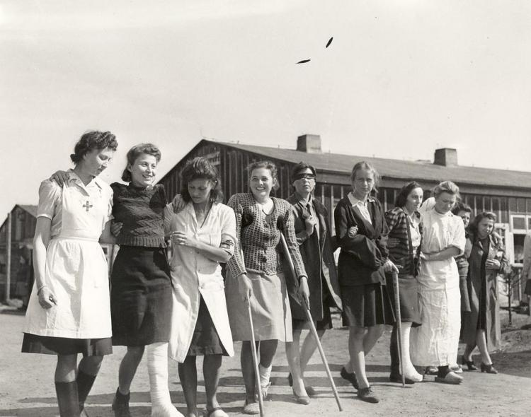 Foto - Lazarettpatientinnen werden auf einen Spaziergang geführt. 7. Mai 1945.