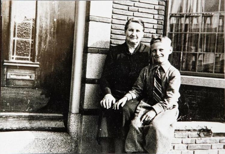 Gerhard Schröder mit seiner Pflegemutter Annetje Stapelkamp 1949 in Rotterdam.