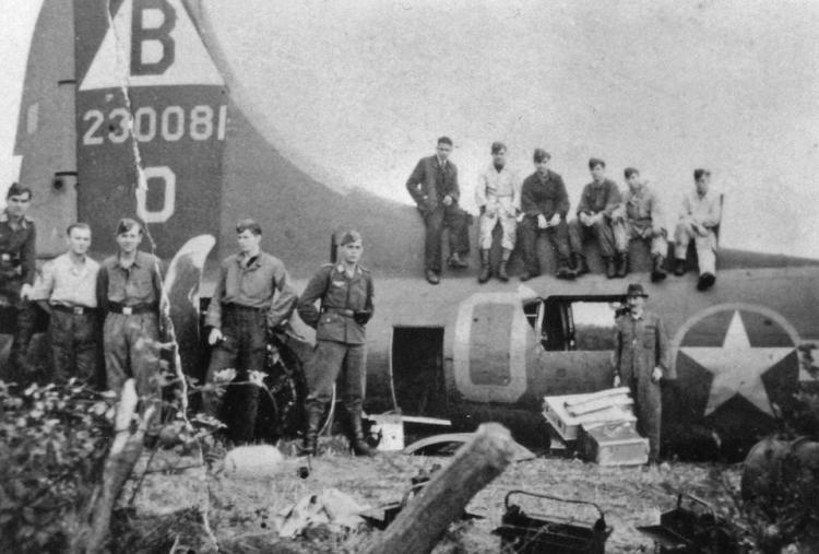 Gruppenfoto von der Notlandung eines Bombers der 8 AF am 13.10.1943 auf dem Hagglohfeld zwischen Ahaus und Stadtlohn.